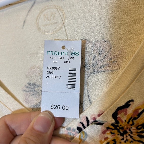 NWT Maurices 24/7 floral v-neck flutter sleeve tee Size 1 - Picture 3 of 6